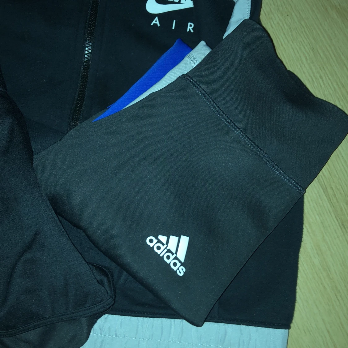 Nike hoddie, Nike shorts och Adidasbyxor  - 90