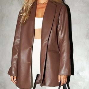 Brun blazer - ‼️RESERVERAD‼️ En skitsnygg Oversized brun blazer, köpt på Motel rocks, tyvärr kommer den inte till användning längre men den är verkligen jättefin