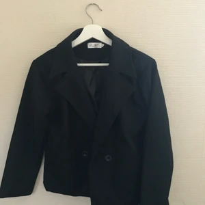 Ny oanvänd jacka från Shein  - Helt ny vår/höst-jacka från Shein. Inköpt nu i vår stl small. Nypris på rea 299kr