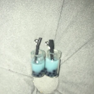 blå boba berlocker - jätte fina och man kan göra armander,halsbander,örhängen med de. De är inte använda. 2 kr st