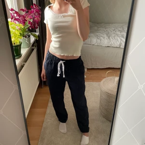 Linnebyxor - Linnebyxor från hm med en så underbar marinblå färg, liknar även linnebyxorna från Roxy 💙 säljer eftersom de inte kommer till användning