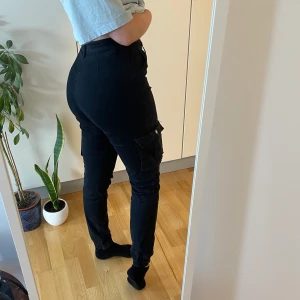 HELT NYA. Svarta cargo pants från Madlady - Säljer ett par helt nya svarta cargos.   Har ett par precis likadana själv som är välanvända och något urtvättade (på bilderna). Råkade köpa dubbla så nu säljer jag det andra paret, aldrig ens öppnade. Sitter superskönt!!  Nypris var 599kr