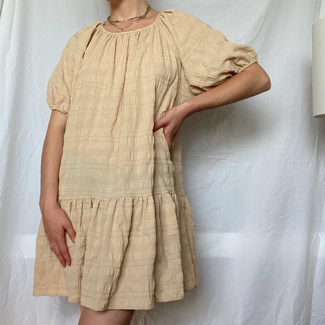 Creppad beige klänning