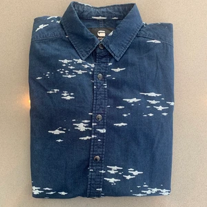 Skjorta G-star - Snygg mönstrad skjorta från G-star. Passar även perfekt som overshirt. även detta plagg i väldigt bra skick. Hör av er vid frågor. 