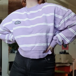 Randig sweatshirt  - Säljer pga att jag inte använder! Bra skick! Du står för frakt 