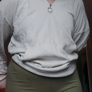 Ljusgrön Zara hoodie Storlek M - Ganska tunn och skön att ha på sig. Den har en ptdragbar luva och en dragkedja i fram