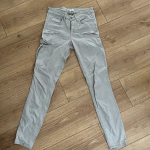 Populära byxor  - Säljer dessa beigea populära byxor från Gina, storlek 36. Jättesjuka i materialet!! Inte alls använda mycket. Fin beige färg 