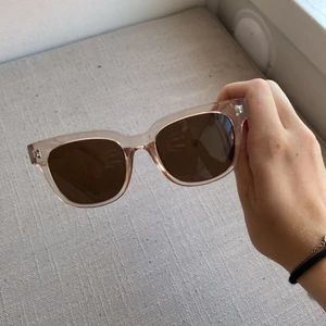 Beiga Solglasögon - Ett par chimi liknande solglasögon från ginatricot, använda ganska mycket men inte slitna alls! Har tyvärr inte nån putsduk eller fodral. ❤️❤️ Kom priv för frågor!