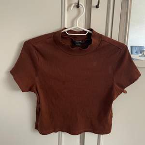 Brun croppad t-shirt från monki i strl S, fint skick!🛍🎊 20kr + frakt 