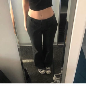 Lågmidjade kostymbyxor  - Mörkgrå/svarta lågmidjade kostymbyxor i storlek 36. De  har tyvärr några vita sträck längst benen från tvättmaskin, men det tycker jag knappt syns! Midjemått 72cm. Innerbensmått 78 cm. Fraktar spårbart för 66kr eller möts i Umeå!🫧🫧