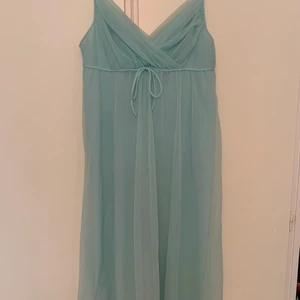 Balklänning  - En jätte fin ljus blå klänning i bra skick med söta detaljer och snören i midjan så man kan justera storleken:) det är oklart vilket märke eftersom att det inte finns någon lapp❤️ 