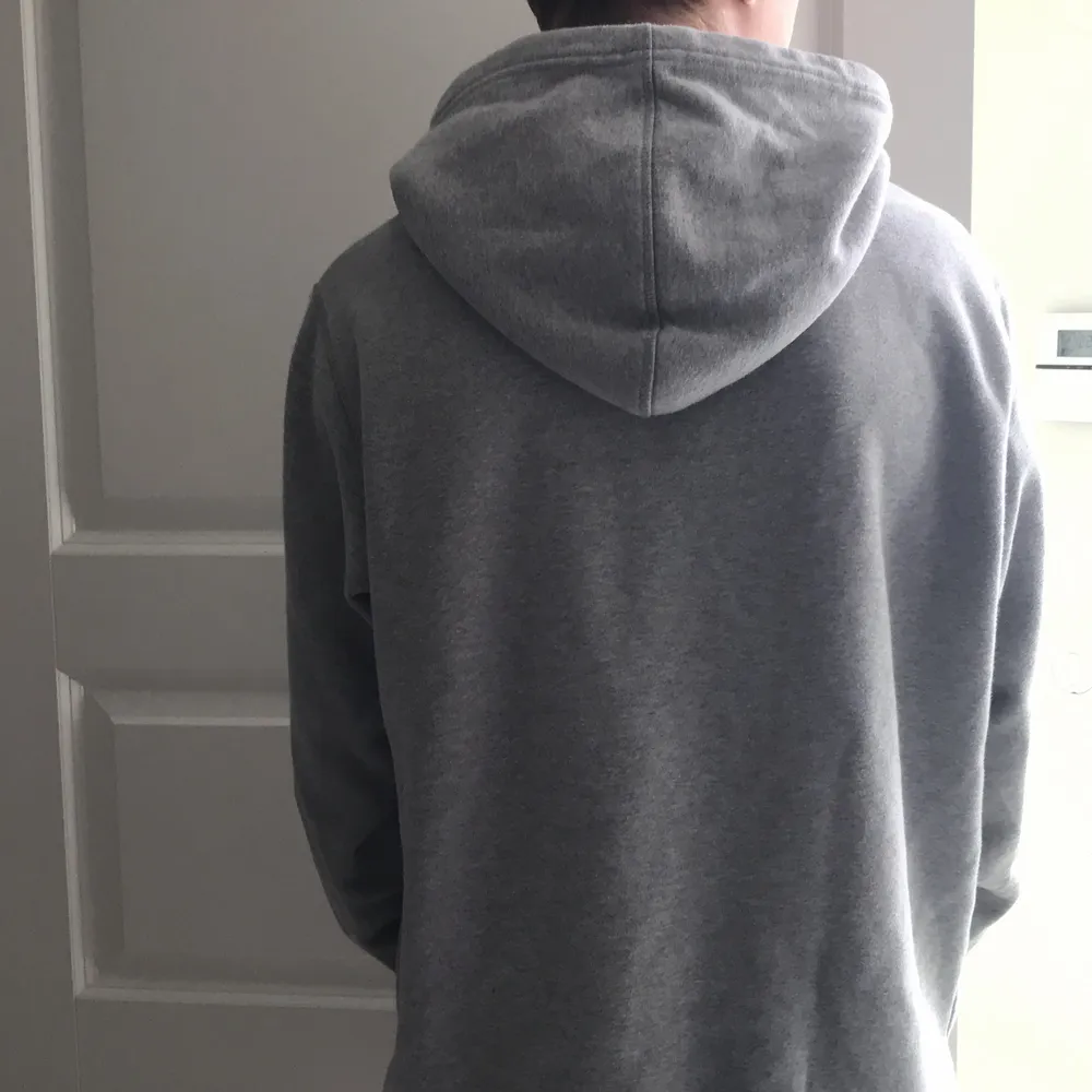 Skön grå hoddie från dickies, unisex och använd ett fåtal gånger och därför mycket bra skick:) Köparen står för frakt!. Hoodies.