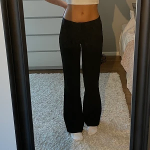 Lågmidjade kostymbyxor ZARA - Lågmidjade kostymbyxor från Zara, helt slutsålda. Köptes för 559kr. Strl XS. Nyskick, använd en gång! Säljer då de inte kommer till användning för har andra svarta kostymbyxor. Köp direkt eller buda från 450kr