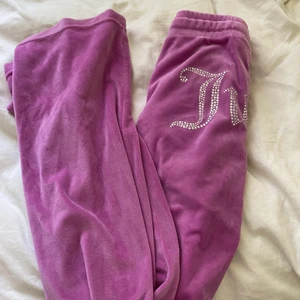 juicy couture - ett par juicy byxor, för att va helt ärlig har aldrig haft så bekväma byxor i mitt liv!! men jag använder knappt dem för att det inte är min stil! hoppas ni är intresserade! 💕 kontakta om ni har fler frågor 