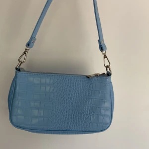 Blå väska  - Turkos handväska från Gina tricot, nästan helt oanvänd