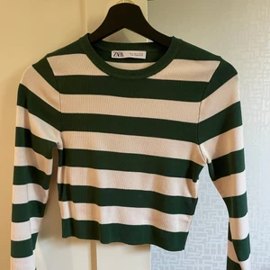 Randig zara topp - Randig croppad tröja från Zara 💚 Använd en gång. 