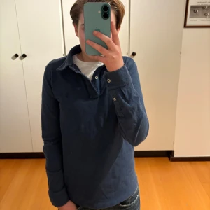 Ralph lauren pike (XS) - Säljer nu min sjukt snygga långärmade piké ifrån Ralph lauren. Den är i grymt skick och den är i storlek 14-16 vilket motsvarar ungefär XS i vuxenstorlek. Modellen är 166cm lång. Hör av dig vid funderingar!