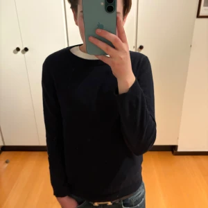 Stickad tröja mango (164) - Säljer nu min sjukt snygga stickade tröja från mango! Den är i grymt skick och är i storlek 152 men modellen är 166 så jag skulle säga att den även passar större! Hör av dig vid funderingar.