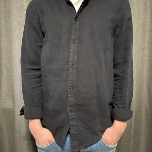 Skjorta | Pier One  - Snygg stilren svart skjorta från märket Pier One | Perfekt till våren/sommaren då skjortan är gjord i tunnare material | skick 10/10 använd endast en gång | storlek S | tveka inte att höra av dig vid eventuella frågor | 