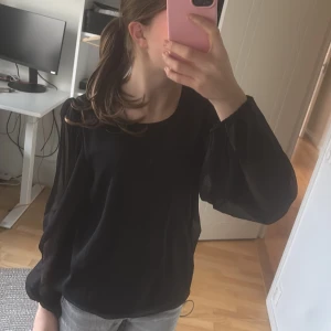 Svart blus från VILA - Snygg svart blus från VILA med långa ärmar. Perfekt för en stilren look. Blusen har en klassisk design som passar till många olika tillfällen.