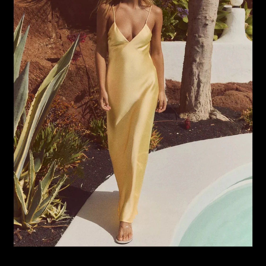 Gul långklänning i satin