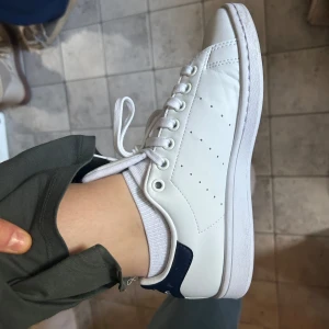 Vita sneakers - Använda en gång på ett år. Adidas stan smith skor