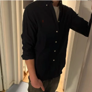 Ralph Lauren skjorta - Säljer en Ralph lauren skjorta i färgen marinblå och i storlek S passar 175-185 ungefär. Nypris 1595, mitt pris 349. Inga defekter eller hål. Skriv vid frågor eller funderingar