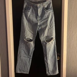 Ljusa jeans från bik bok - Säljer ett par ljusa jeans med slitna knän och klassisk femficksdesign. De har en knappgylf och är i en rak passform. 