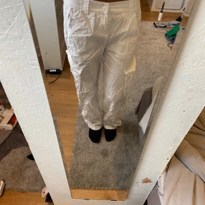 Vita cargopants - Säljer dessa super snygga vita cargopantsen🫶