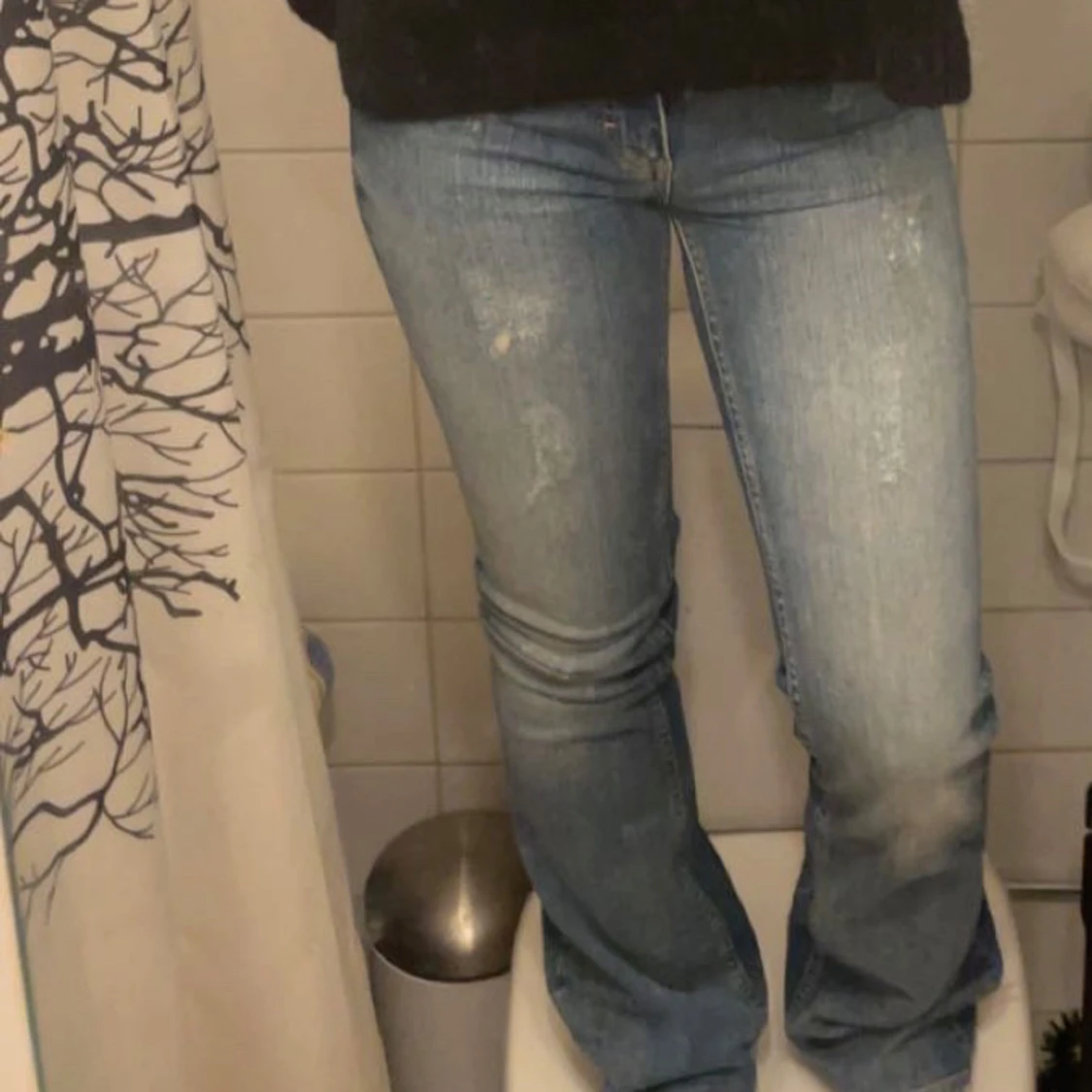 Blå jeans med slitningar