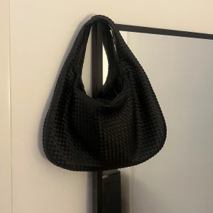 Trendig design by si väska - Super fin och nästa oanvänd bästa från design by si i svart! Skriv om ni har frågor! Ny pris: 605kr