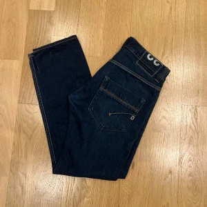 Dondup - Feta Dondup jeans med slim fit. Skriv för mer bilder. Pris kan diskuteras. 