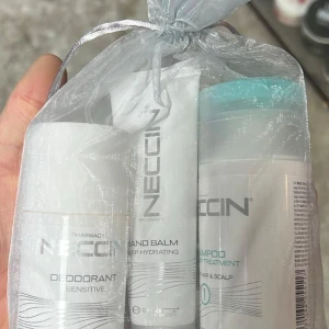 Set med deodorant, handkräm och schampo från neccin Neccin - Praktiskt set från Neccin som innehåller en deodorant för känslig hud, en djupt återfuktande handkräm och ett schampo för hår och hårbotten. Perfekt för daglig användning och att ta med på resan. Kommer i en genomskinlig påse med snörning.