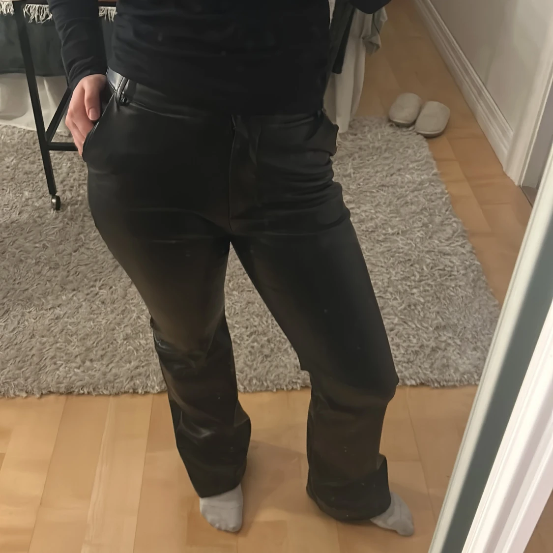 Svarta skinnbyxor