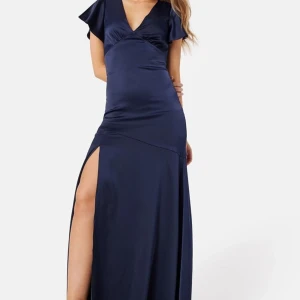 Marinblå långklänning med slits - Superfin marinblå maxi/långklänning i satin som passar perfekt till bal! aldrig använd, men säljer på grund av att den ej passade tyvärr 😔💕