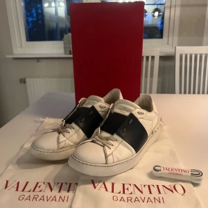 Valentino Opens - Ett par vita Valentino Opens. Skick 8/10. Box, dustbags och extra snören följer med men har inget kvitto. Hör av er vid fler frågor. 