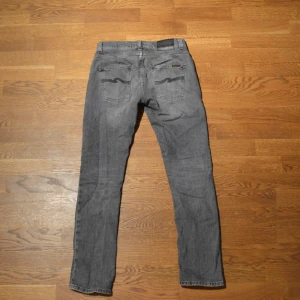 Nudie Jeans - Gråa Skinny Nudie Jeans knappt använda