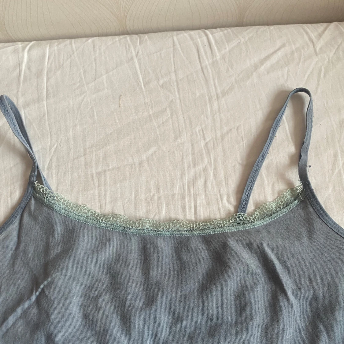 Grå linnetopp med spetsdetalj - 1