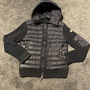  Moncler Cardigan  - Säljer en snygg Cardigan från Monclear. Den är i storlek S och är super bra nu inför våren. Jackan är självklart äkta man kan scana den. 