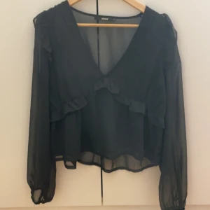 Blus från Bikbok  - Säljer denna fina blus från bikbok. Använd ett fåtal gånger men inget man ser❤️