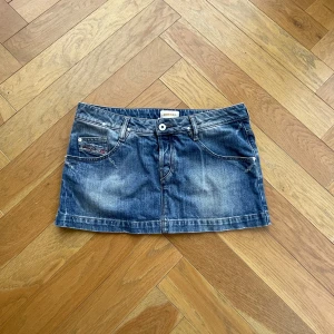 Blå diesel jeanskjol  - Snygg blå jeanskjol från Diesel med slitna detaljer, säljer då den är lite för stor💕