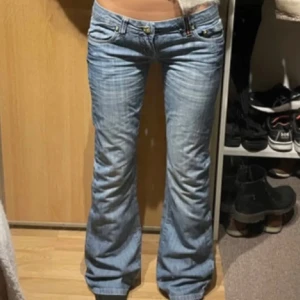 Lågmidjade bootcut jeans - Snygga blå bootcut jeans med låg midja och coola detaljer på bakfickorna.💕 Säljer då de tyvärr är lite för korta för mig. Midjemått 38cm och innerbenslängden 82cm💕