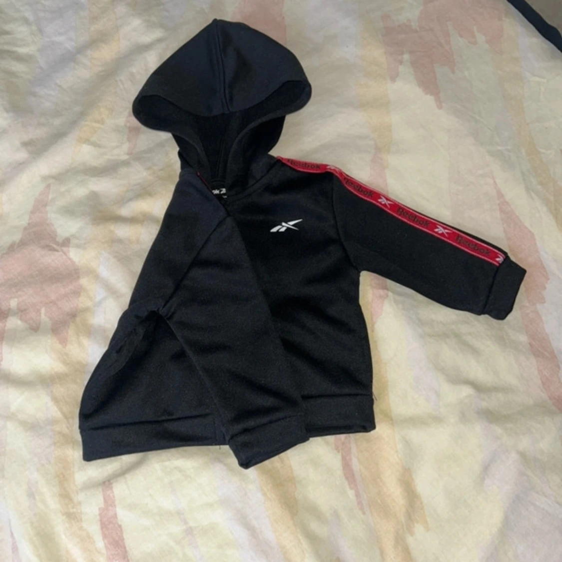 Svart hoodie från Reebok med röda detaljer - 1