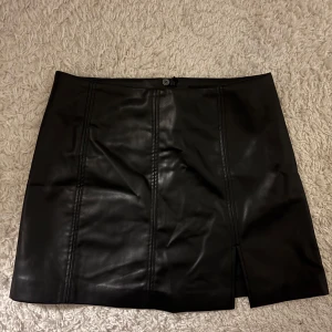 Kjol - Läderkjol från Monki, storlek 36💞 Aldrig använd