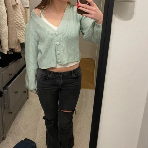 Ljusgrön ribbad kofta - Säljer denna superfina kofta från Zara! Den är i bra skick och är i storlek s💓