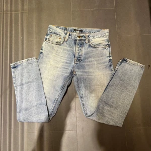 Nudie Jeans - Nudie Jeans av modellen Steady Eddie ll  Storlek: 30/32- Skicket på jeansen är mycket bra - 10/10 - mitt pris: 499- Nypris: 1599kr.   En stor fördel med Nudies jeans jämfört mot Levis, Tiger of Sweden, Replay, Lee, Acne, dondup osv. Är att du kan lämna in dem gratis for reparation eller uppläggning i Stockholm, Göteborg eller Malmö. På så vis förlängs livslängden rejalt.