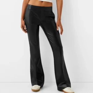 Trendiga byxor!! - Säljer nu dessa ursnygga skinnbyxor då jag inte vill ha de längre utan rensar, är i strl S och är ifrån madlady!! Super fint skick endast använda en gång!!