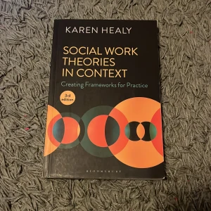 Social Work Theories in Context - Boken 'Social Work Theories in Context' av Karen Healy är en omfattande guide för att skapa ramverk för socialt arbete. Denna tredje upplaga erbjuder insikter och praktiska tillvägagångssätt för yrkesverksamma inom området. Perfekt för studenter och praktiker som vill fördjupa sin förståelse.