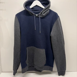 Grå & Mörkblå hoodie - Toppskick, knappt använd! Skickas samma dag som köpet 😁