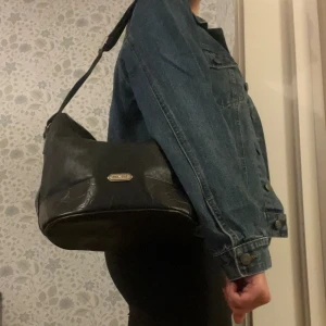 Svart axelväska  - Perfekt till skolan, rymmer mycket 